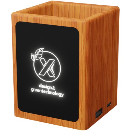 SCX.design O12 Stifthalter aus Holz mit doppeltem USB-Ausgang und Leuchtlogo