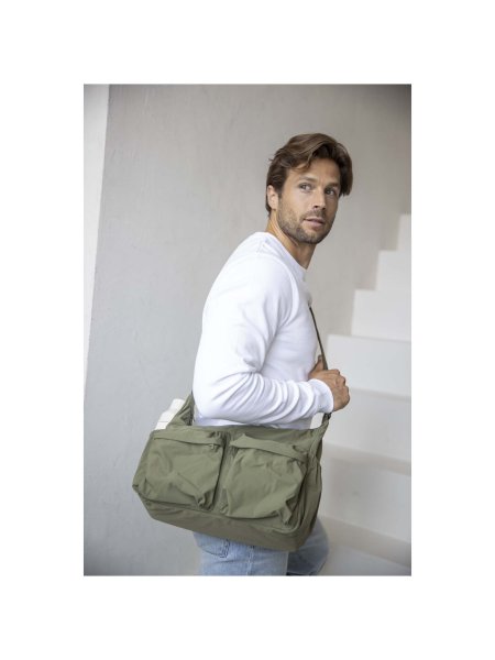 calli-13-grs-laptop-umhangetasche-aus-recyceltem-nylon-waldgrun-12.jpg